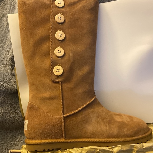 Brand new women Ugg Size 9 Button on the side - Picture 4 of 6